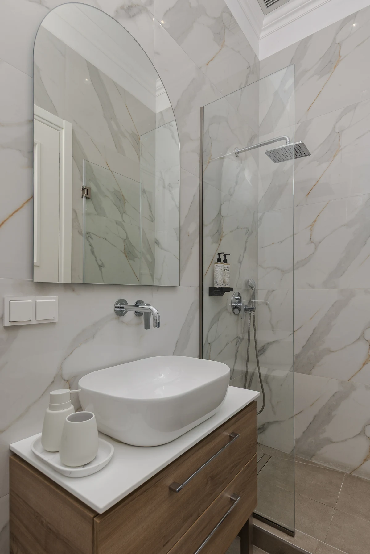 HOUSE L Step into a realm of luxury: OikiaClassic rooms await your arrival